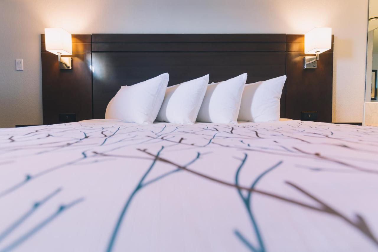 Service Plus Inns And Suites Grande Prairie Bagian luar foto