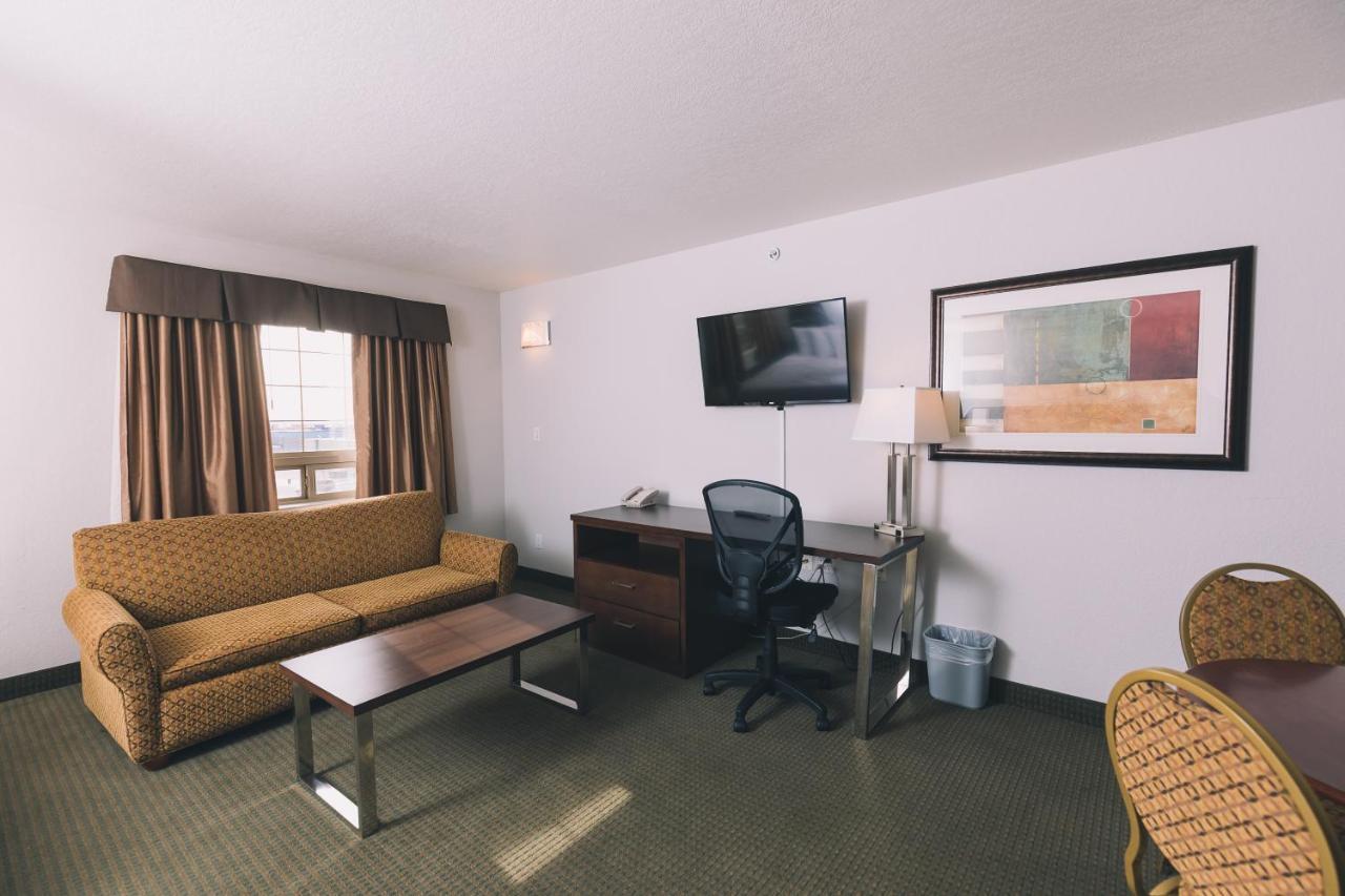 Service Plus Inns And Suites Grande Prairie Bagian luar foto