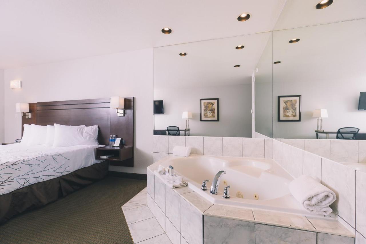 Service Plus Inns And Suites Grande Prairie Bagian luar foto