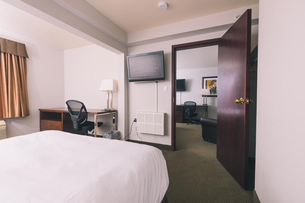 Service Plus Inns And Suites Grande Prairie Bagian luar foto