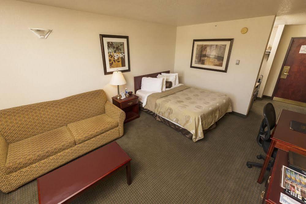 Service Plus Inns And Suites Grande Prairie Bagian luar foto